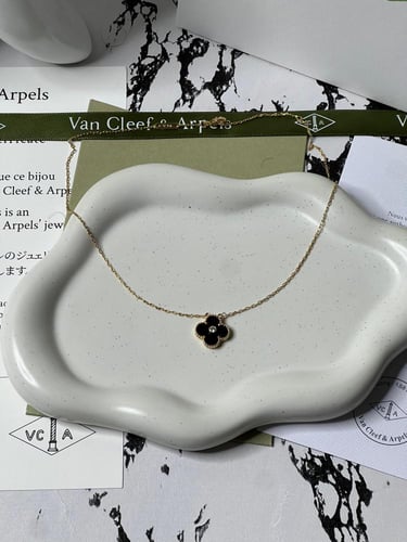 سلسال Van cleef المميز _ أسود