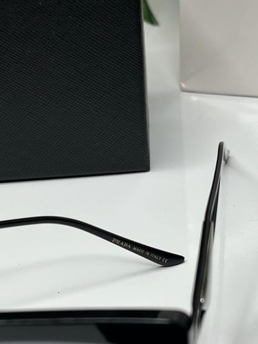نظارة PRADA المشهورة