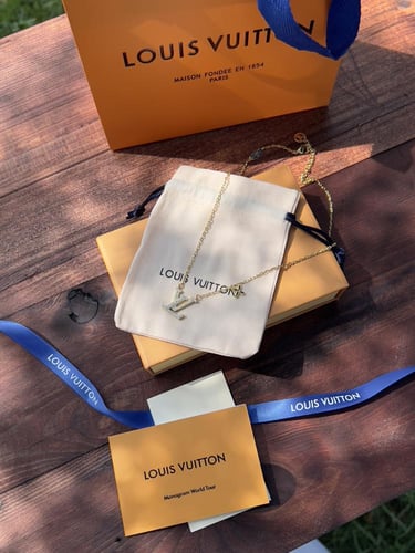 سلسال LOUIS VUITTON ذهبي