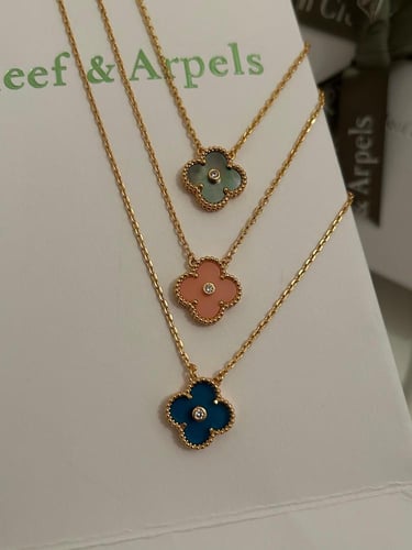 سلسال مع حلق Van cleef ذهبي