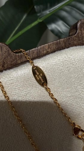 سلسال LOUIS VUITTON ذهبي