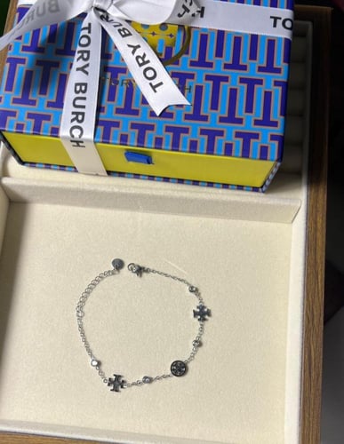 إسوارة TORY BURCH معدن ذهبي بفصوص