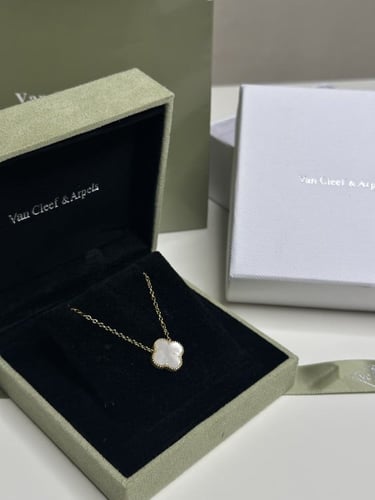 سلسال Van cleef المميز مع حلق