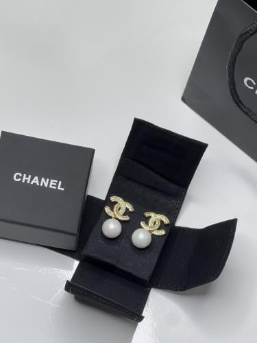 حلق شانيل ذهبي