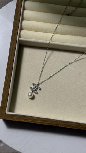 سلسال CHANEL ( فضي - ذهبي ) بلؤلؤ