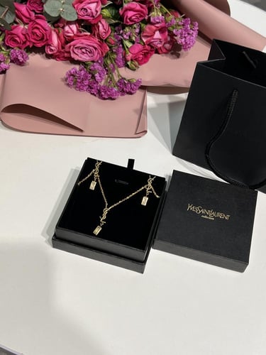 سلسال مع حلق سان لوران ذهبي