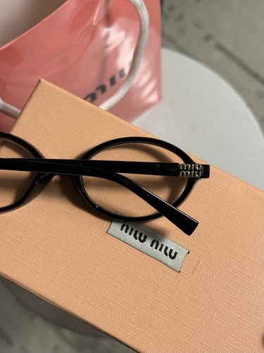 نظارة MIU MIU بيضاوي - أطار اسود عدسة شفافة