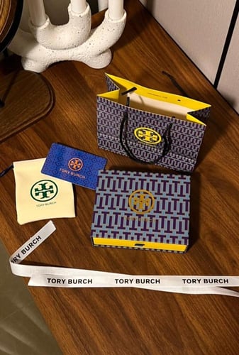إسوارة TORY BURCH معدن ذهبي بفصوص