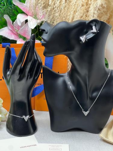 طقم لويس فيتون