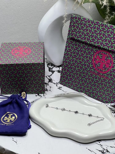 إسوارة TORY BURCH معدن فضي بفصوص