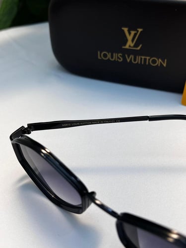 نظارة LOUIS VUITTON- اطار اسود-عدسه اسود
