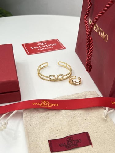 اسوارة مع خاتم ذهبيVALENTINO