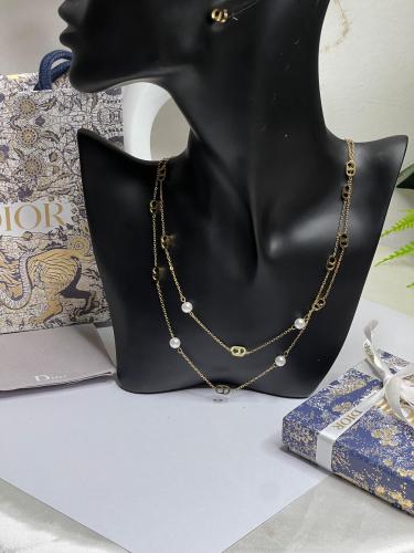 سلسال Dior معدن ذهبي