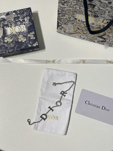 إسوارة Dior معدن فضي حروف