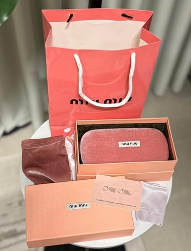 نظارة miu miu أطار ذهبي عدسة أسود