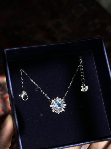 سلسال سوارفيسكي فضي بكرستالة زرقاء