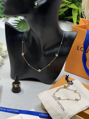 طقم لويس فيتون