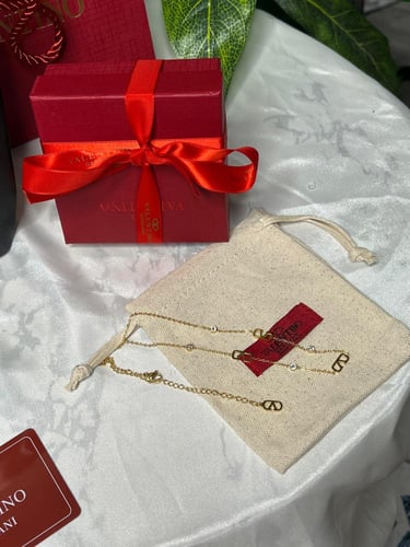 سلسال مع حلق VALENTINO بكرستالات