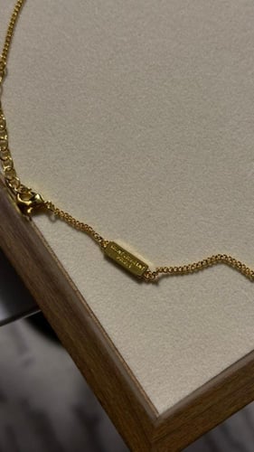 سلسال مع حلق سان لوران ذهبي