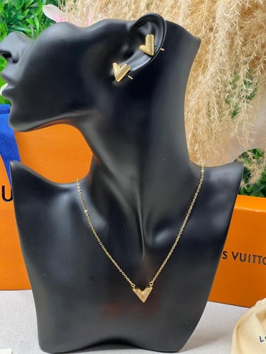 سلسال LOUIS VUITTON ذهبي