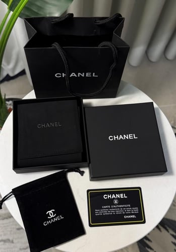حلق CHANEL فضي