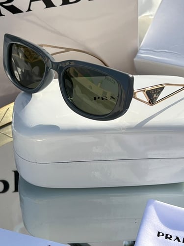 نظارة PRADA المشهورة