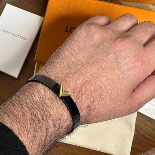 إسوارة LOUIS VUITTON جلد ومعدن ذهبي