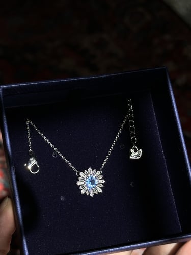 سلسال سوارفيسكي فضي بكرستالة زرقاء