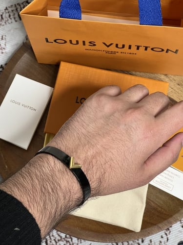 إسوارة LOUIS VUITTON جلد ومعدن ذهبي