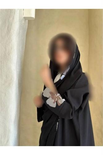 عباية ورد رمادي سوداء شتوية كريب واقف – قصة ربع كلوش بتطريز ورد رمادي أنيق مع طقطق مخفي وطرحة هدية