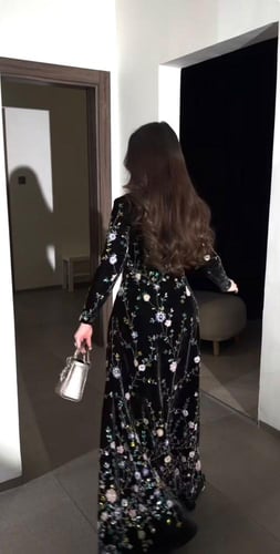 فستان سهرة مخمل مع ورد