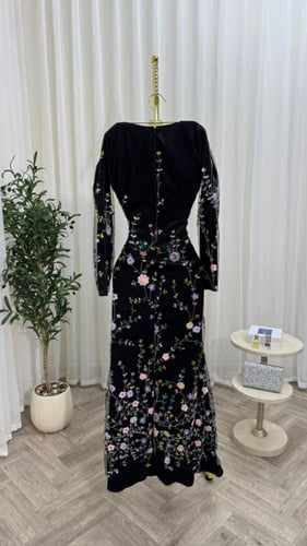 فستان سهرة مخمل مع ورد