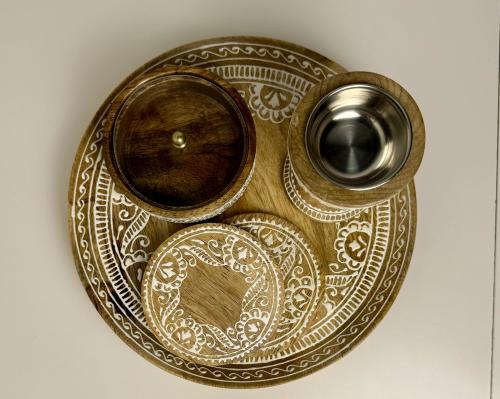 طقم مبخره خشبية بزخارف بيضاء