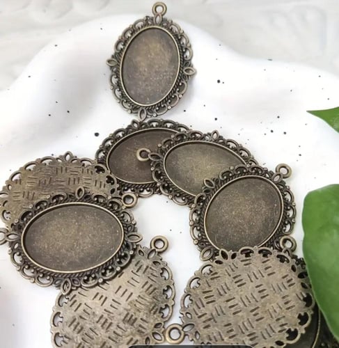 قلادات فارغه نحاسيه للأعمال اليدوية ٥ قطع