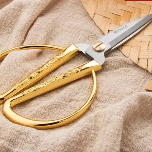 مقص ذهبي وسط