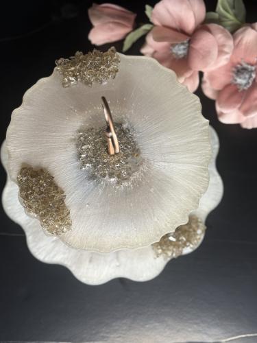 صحن ادوار وأحجار باللون العسلي