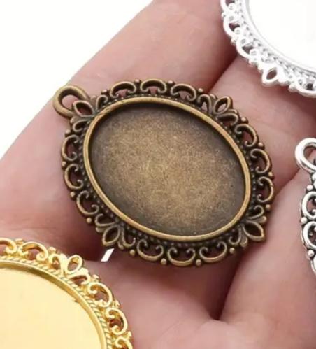 قلادات فارغه نحاسيه للأعمال اليدوية ٥ قطع