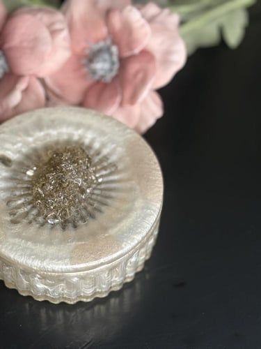 علبة عود مزينه باحجار باللون العسلي