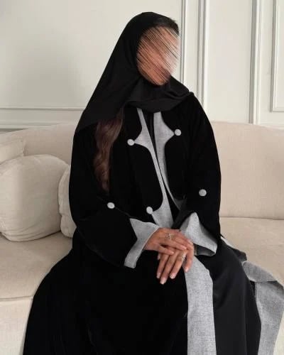 عباية مخمل أسود بتدخيلة ياقة لينن رمادي فاتح وأزرار مغطاة