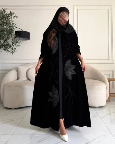 عباية مخمل أسود بشك يدوي وزهور الأورجانزا والخرز الأسود