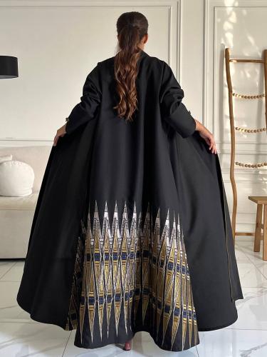 عباية نص كلوش سوداء بتطريز ذهبي