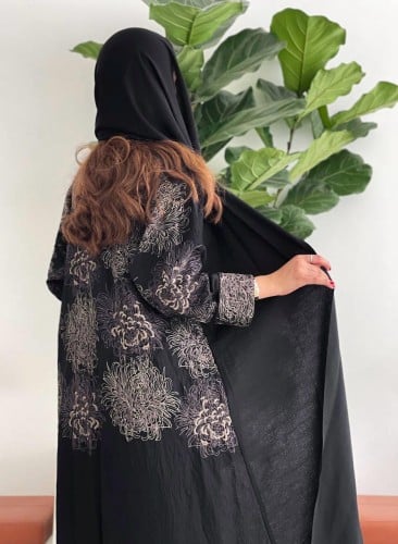 عباية كريب بحريني بتطريز خلفي موكا