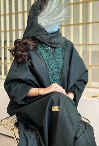 عبايه لينن لون زيتي قصة نص بشت شك وتطريز