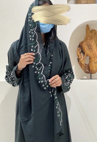 عباية كريب بحريني أخضر بترولي بتطريز أغصان