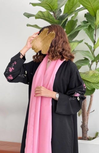 عباية كريب بحريني سوداء بتطريز أكمام وردي