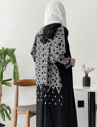 عباية كريب بحريني بتطريز مثلثات بيضاء هندسية