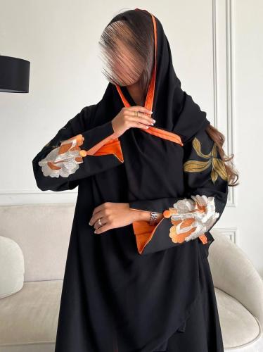 عباية كريب سوداء بتطريز زهور يدوي فاخر
