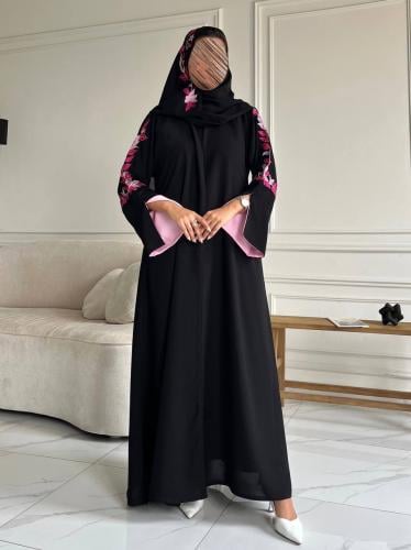 عباية ستريت سوداء كريب ناعم بتطريز وردي