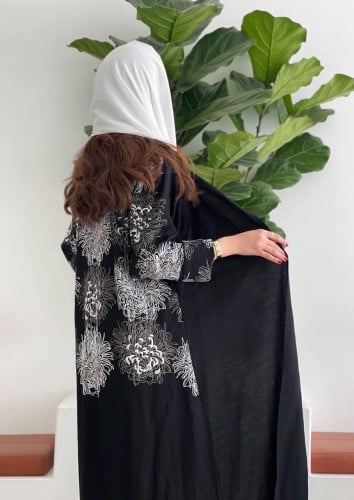 عباية كريب بحريني سوداء بتطريز أبيض خلفي