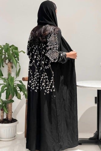 عباية كريب بحريني بتطريز أغصان نباتية بيضاء